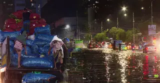 টানা বৃষ্টিতে ভোগান্তিতে রাজধানীবাসী, পণ্য সরবরাহ বিঘ্নিত